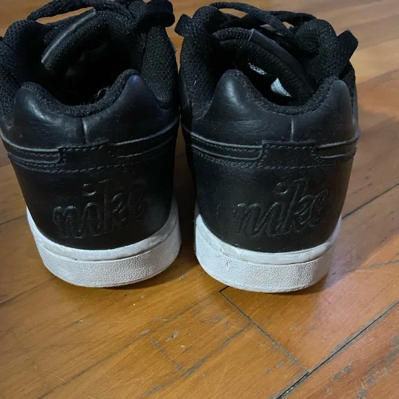 Nike - Picture 3 of 4